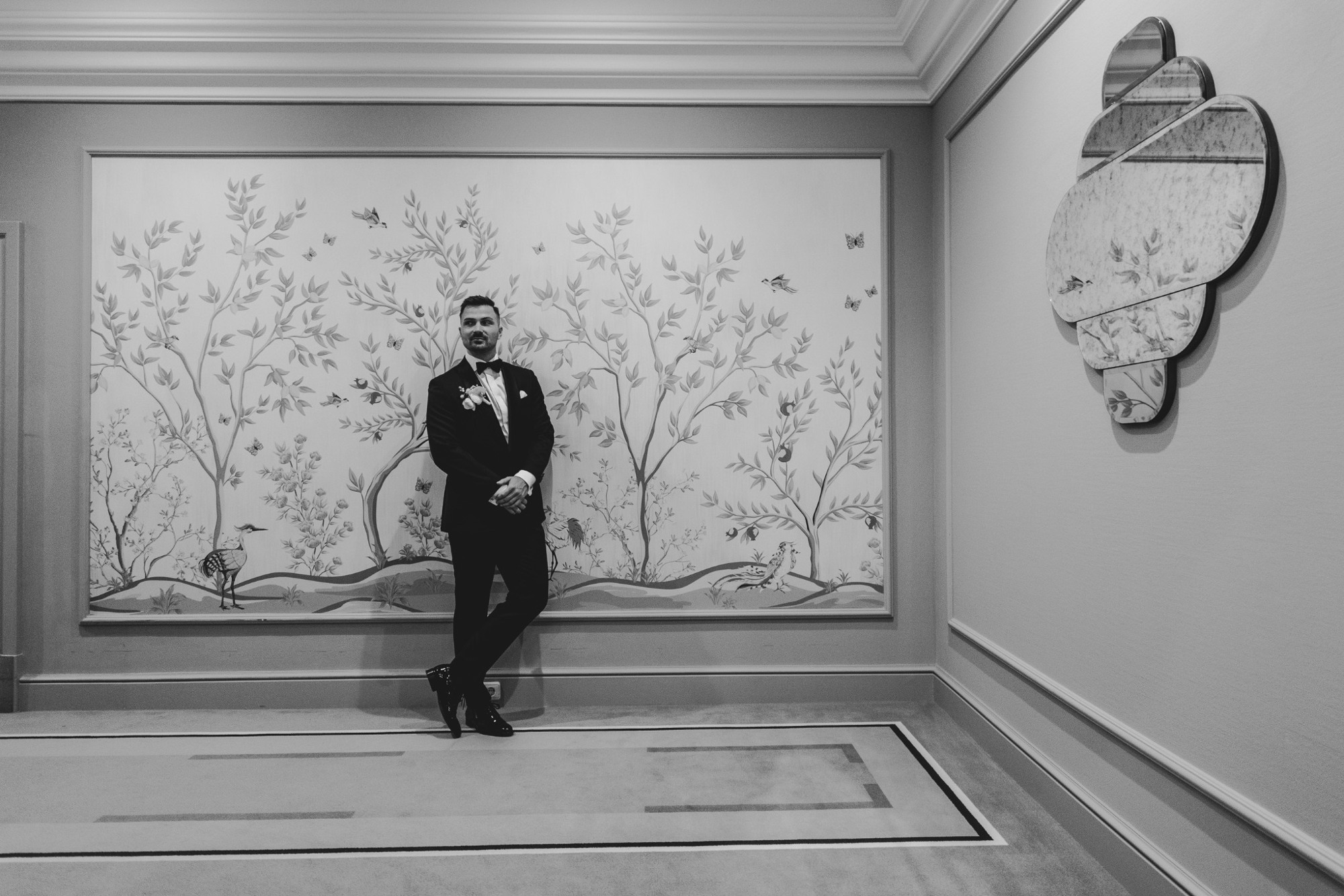 Max im eleganten Hotelflur, Schwarz-Weiß