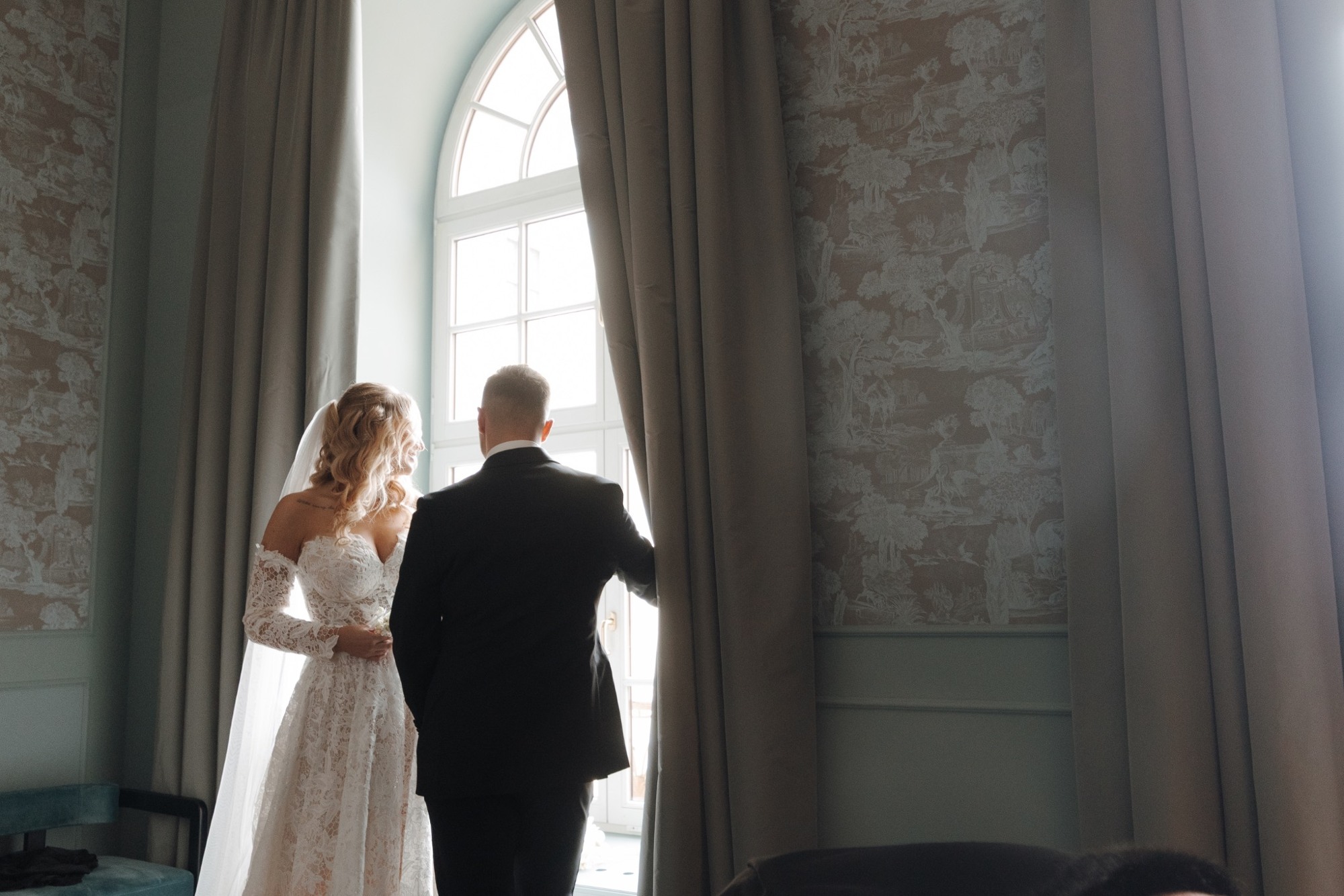 Christine und Max gemeinsam am Fenster