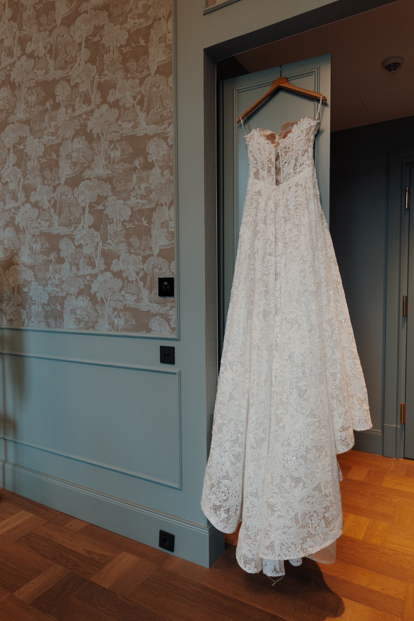 Christines Brautkleid wartet im Hotelzimmer