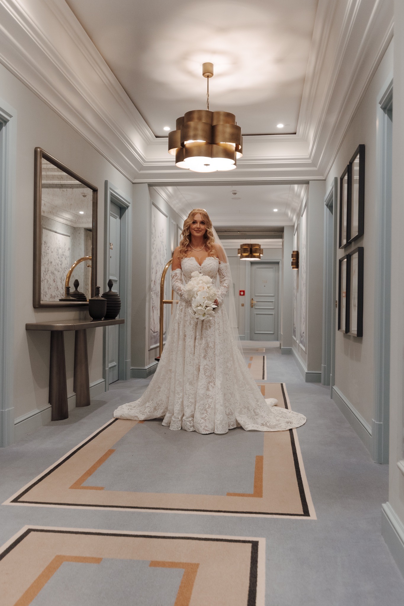 Christine im eleganten Hotelflur