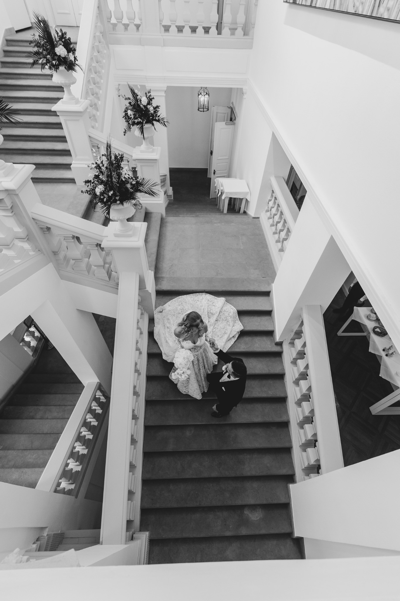 Das Brautpaar im historischen Treppenhaus von oben