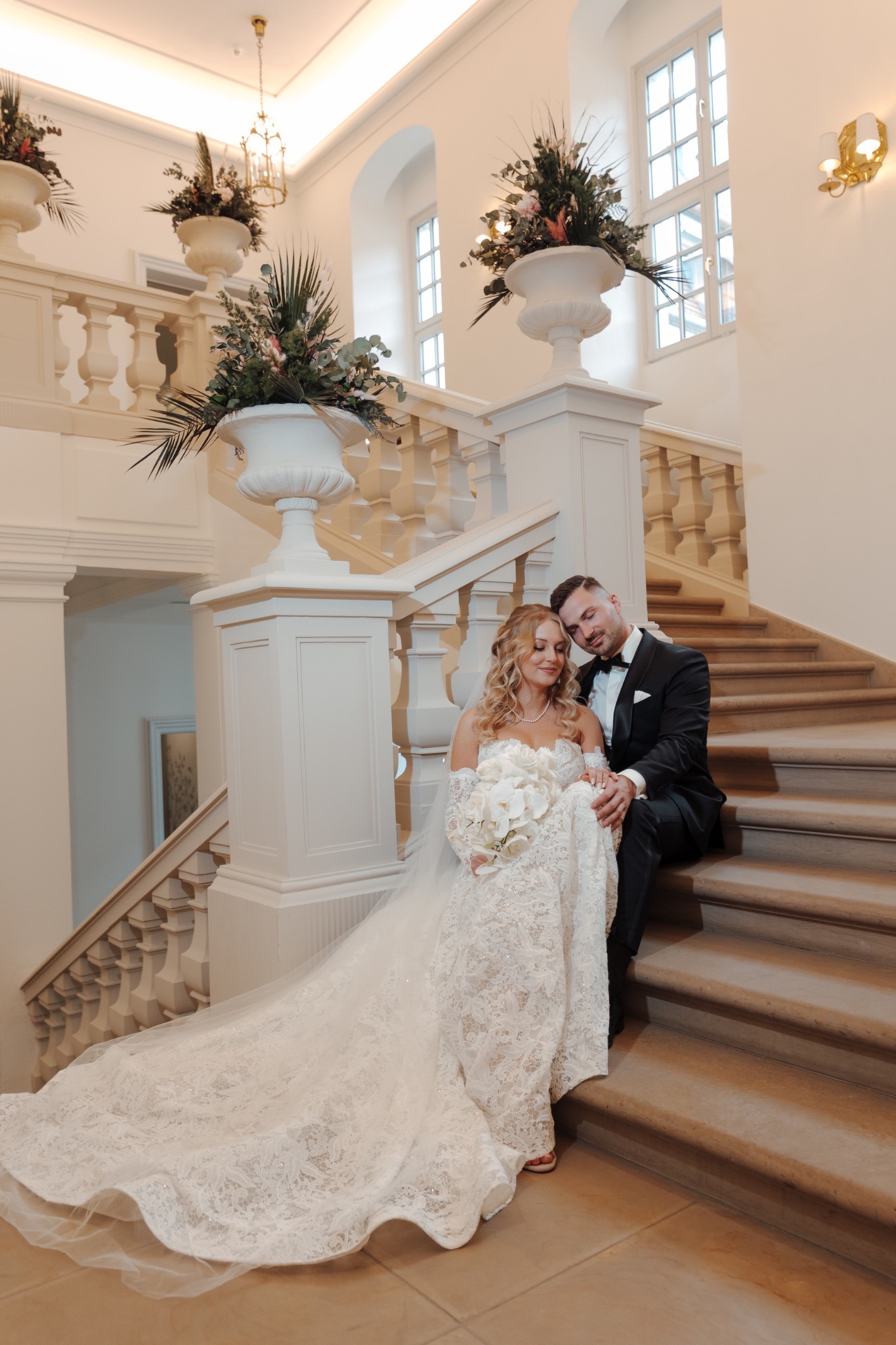 Christine und Max auf der historischen Treppe im Taschenbergpalais Kempinski Dresden