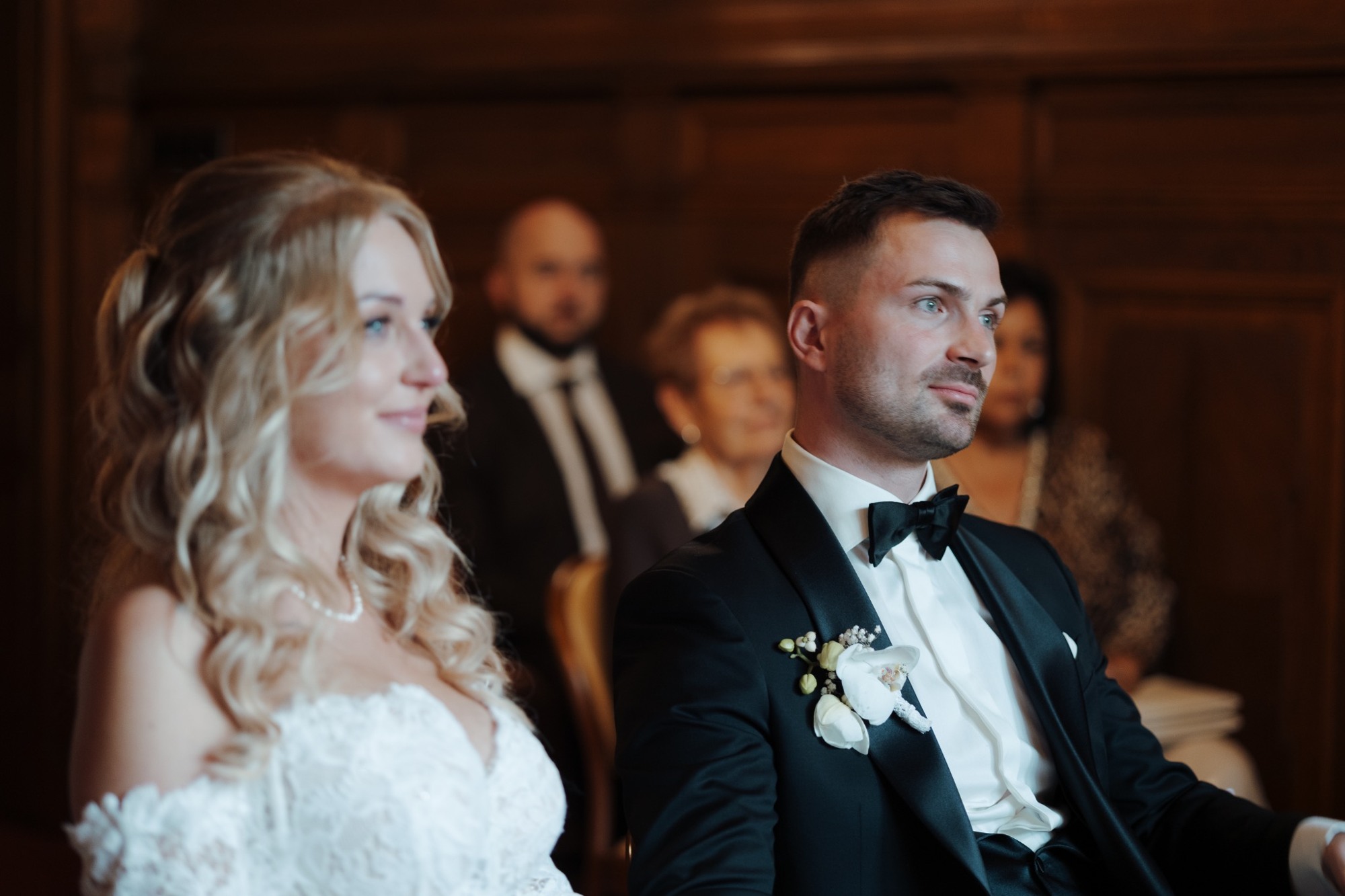 Christine und Max hören während der Trauung aufmerksam zu