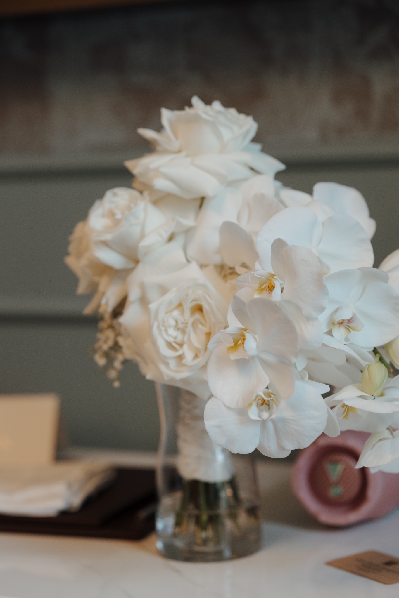 Weißer Brautstrauß mit Orchideen