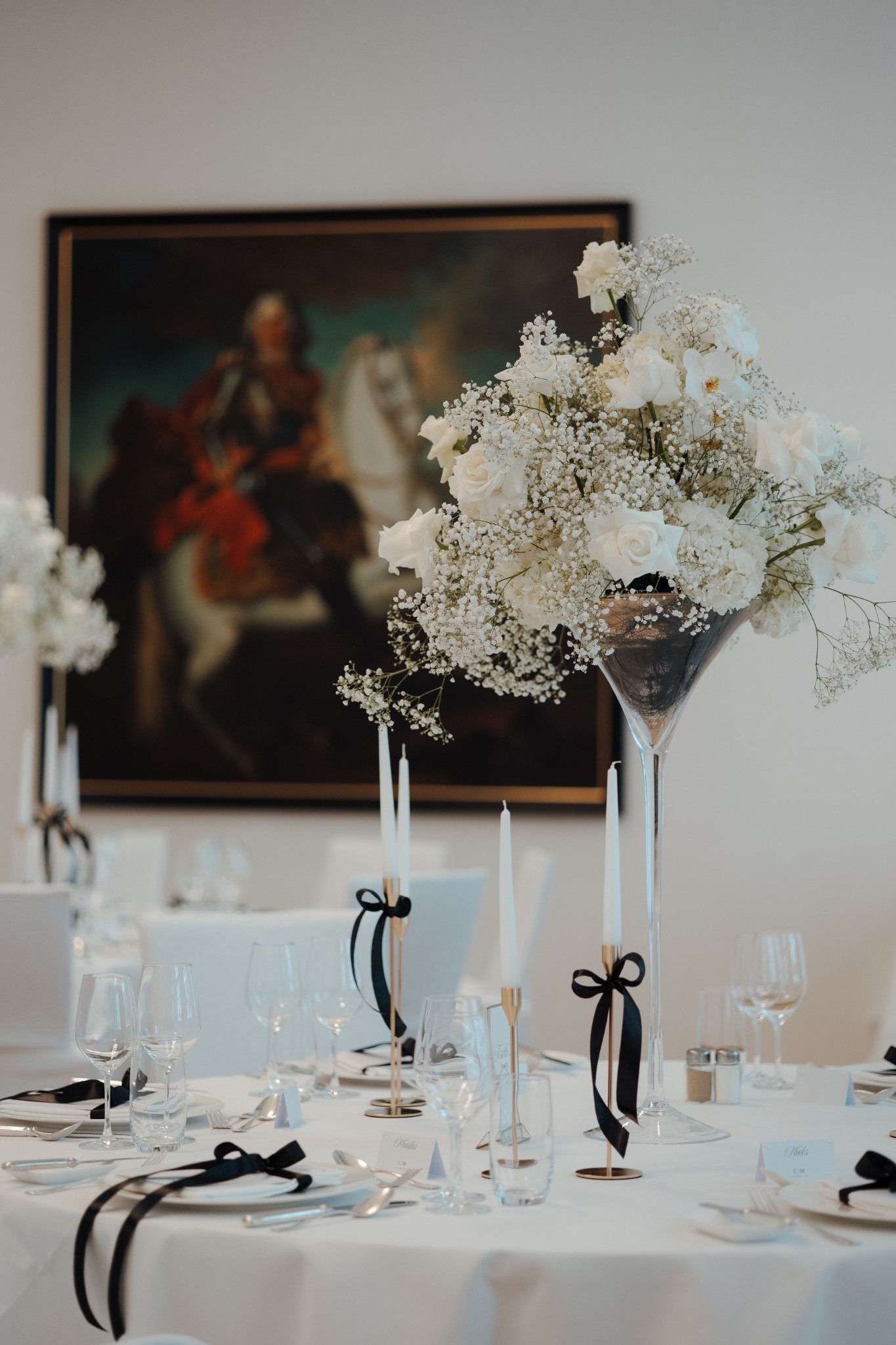 Weiße Floristik und Kerzen auf der Hochzeitstafel