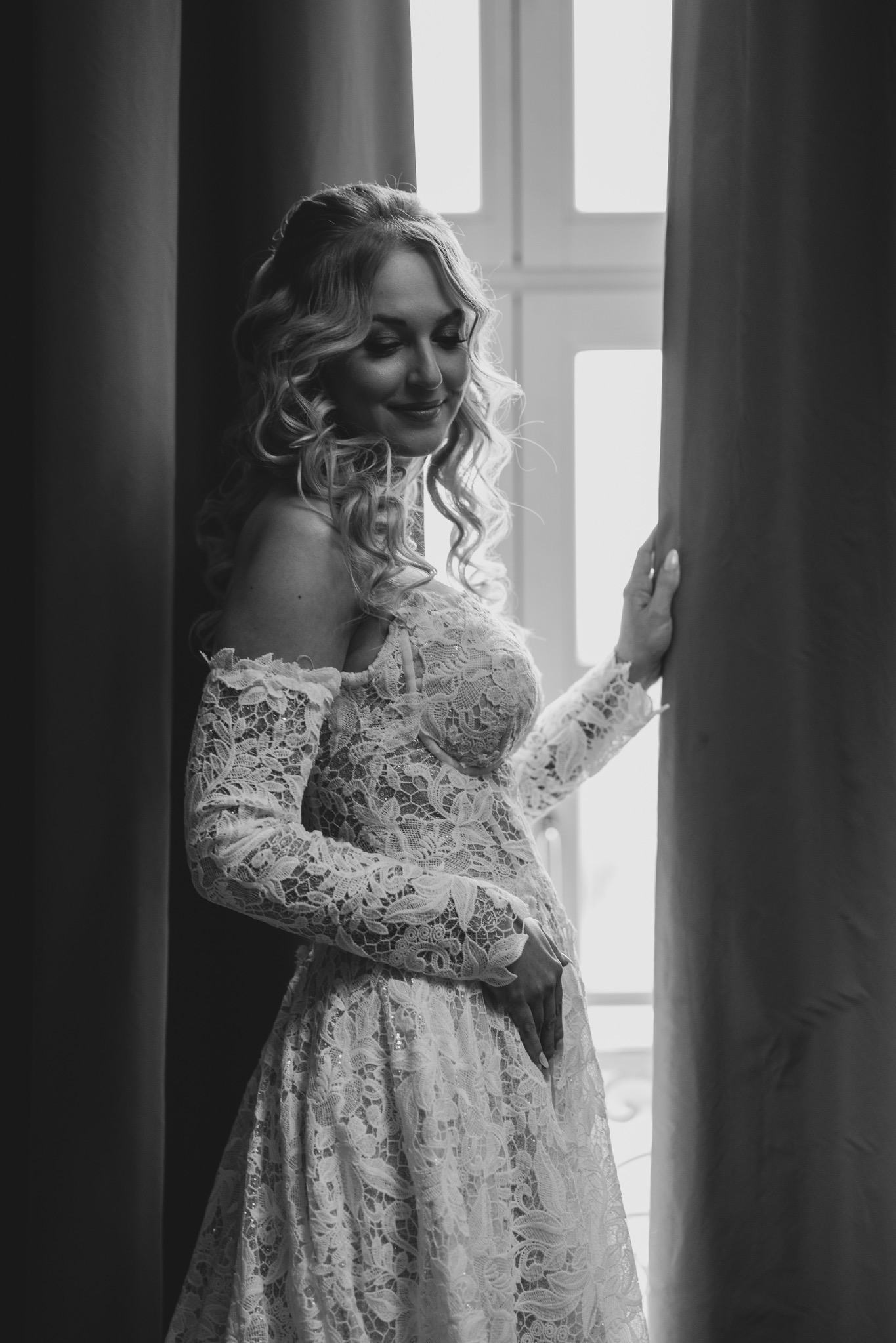Christine am Fenster, Schwarz-Weiß-Portrait