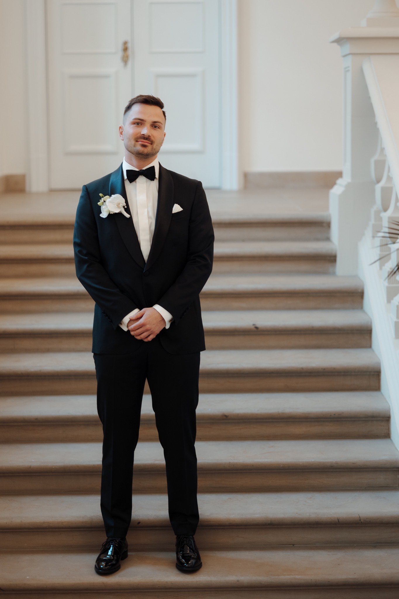 Max im schwarzen Smoking auf der Treppe