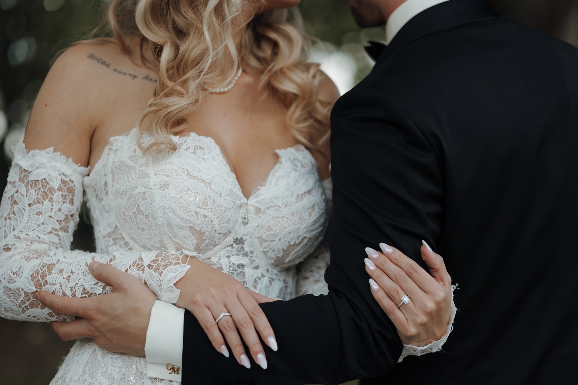 Umarmung mit Spitzendetails des Brautkleides