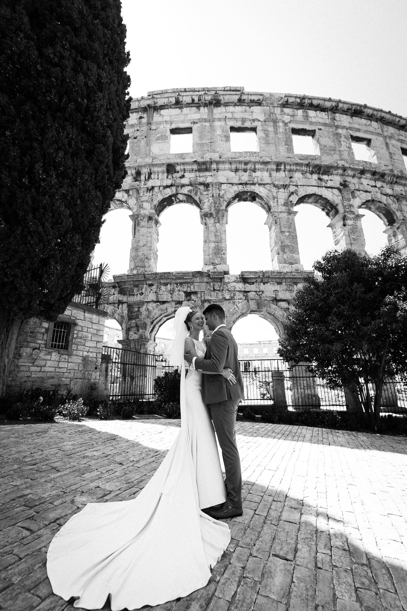 Elena und Tyson vor dem Amphitheater in Pula