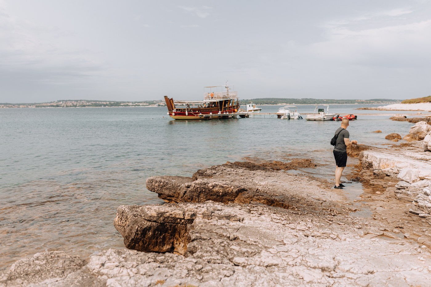 Die Küste von Pula mit einem Boot auf dem Meer